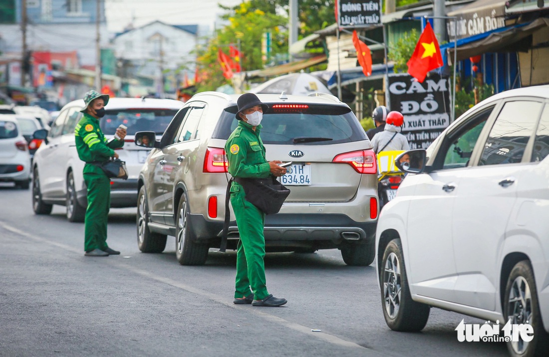 100% nhân viên của phà Cát Lái đều được cử làm việc vào dịp này. Ít nhất có 3 nhóm nhân viên bán vé, một số bán ở cách xa phà - Ảnh: CHÂU TUẤN