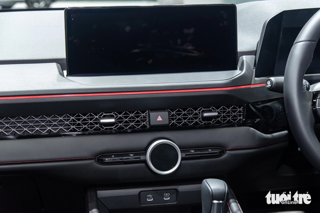 Honda Accord tại thị trường châu Á có các núm chỉnh hệ thống làm mát được tối giản với chỉ duy nhất 1 núm xoay ở giữa và một số núm bấm vật lý. Ngoài ra, bằng cách ấn vào nút trước khi xoay, người dùng có thể lựa chọn điều chỉnh âm lượng, nhiệt độ và đèn. Trong khi đó, Accord bán tại Mỹ được trang bị 3 núm xoay và nhiều nút vật lý, khá giống với City, Civic hay CR-V đang bán tại Việt Nam. 