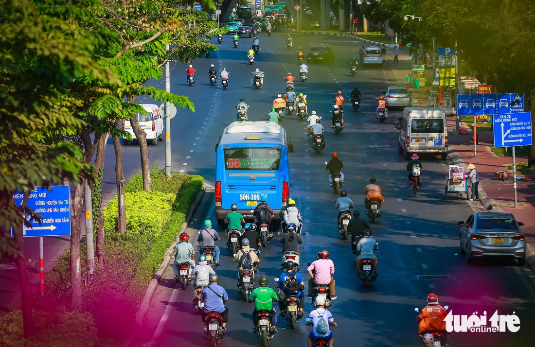 Vừa qua, dự án tăng cường khả năng tiếp cận và tổ chức kết nối các tuyến buýt với nhà ga metro số 1 đã chính thức khởi công. Điều này sẽ giúp tạo ra mạng lưới liên kết xe buýt vào tuyến metro, giúp thu hút hành khách, tạo điều kiện thuận lợi cho người dân sử dụng tuyến metro số 1