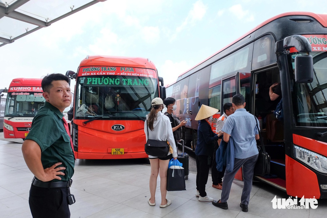 Trung tâm Quản lý giao thông công cộng TP.HCM đang nghiên cứu đề xuất thí điểm tuyến buýt nhanh phục vụ hành khách đi/đến bến xe Miền Đông mới và tiêu chí vận chuyển hành lý của hành khách. Về lâu dài, khi hạ tầng đường sá quanh bến xe được kết nối hoàn thiện, hành khách đi lại ở bến xe càng thuận tiện hơn - Ảnh: THU DUNG