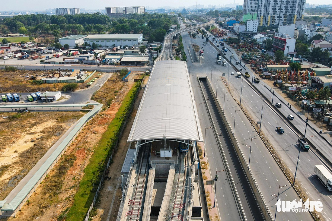 Ga metro số 1 Bến Thành - Suối Tiên trước bến xe Miền Đông mới. Tuyến metro khi đi vào hoạt động sẽ góp phần kết nối hành khách từ khu vực trung tâm TP đến bến xe. Ban Quản lý dự án đường sắt đô thị TP.HCM cho biết chủ đầu tư và nhà thầu đang nỗ lực đảm bảo tiến độ khai thác thương mại vào tháng 9 - Ảnh: PHƯƠNG NHI