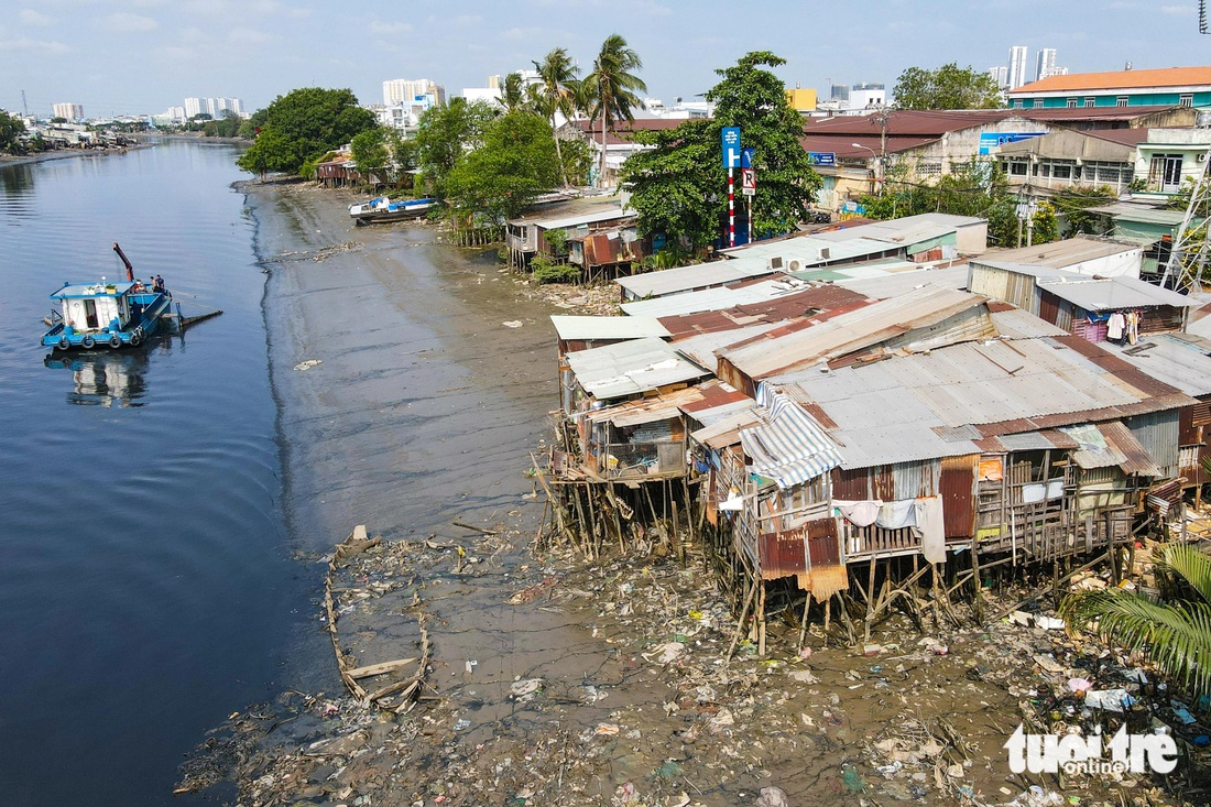 Lãnh đạo Thành ủy và UBND TP có quyết tâm lớn trong việc đẩy nhanh tiến độ dự án chỉnh trang bờ bắc kênh Đôi, yêu cầu cơ quan chức năng phấn đấu hoàn thành các thủ tục để khởi công dự án vào cuối năm nay - Ảnh: PHƯƠNG NHI