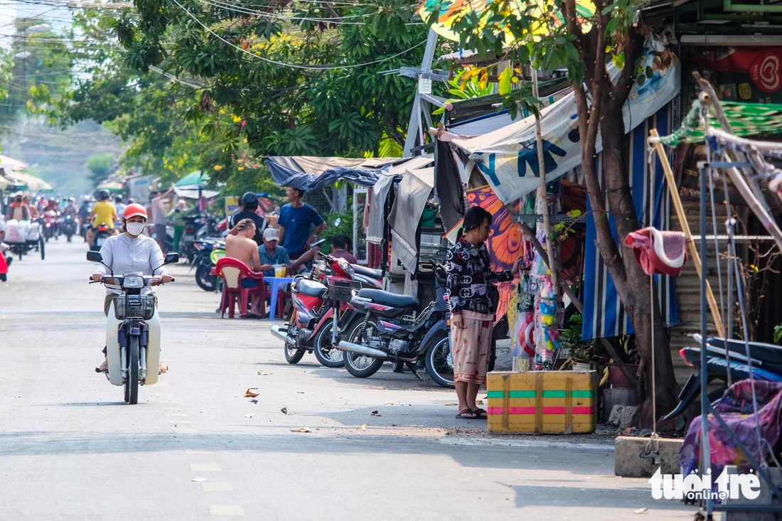 Với dự án này, có 1.571 trường hợp bị ảnh hưởng. Trong đó, có 1.005 trường hợp ảnh hưởng toàn bộ và 566 trường hợp ảnh hưởng một phần. Hiện UBND quận 8 đã dự thảo phương án chính sách bồi thường nhưng quy định giá trị bồi thường, hỗ trợ cho nhà đất bị ảnh hưởng rất thấp, không đủ điều kiện cho hộ dân mua lại căn hộ để tái định cư, ổn định cuộc sống. Do đó, quận này đã xây dựng phương án chính sách đặc thù về bồi thường, hỗ trợ, tái định cư các trường hợp nhà trên và ven kênh rạch trên địa bàn quận 8 - Ảnh: PHƯƠNG NHI