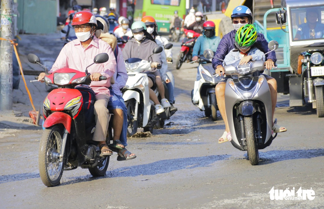 Theo quan sát của phóng viên, chiều 6-4, đơn vị thi công đã tưới nước lên bề mặt đường để giảm bụi - Ảnh: TIẾN QUỐC