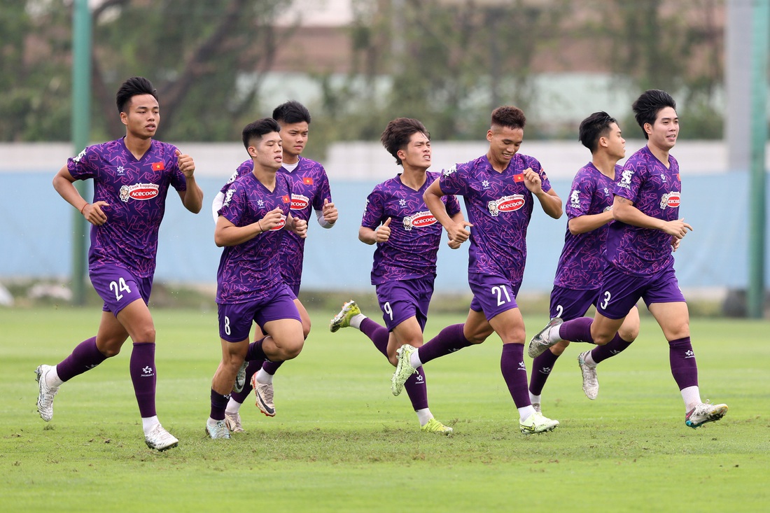 Nhóm những cầu thủ U23 ít được đá chính tại V-League và Giải hạng nhất - Ảnh: HOÀNG TÙNG