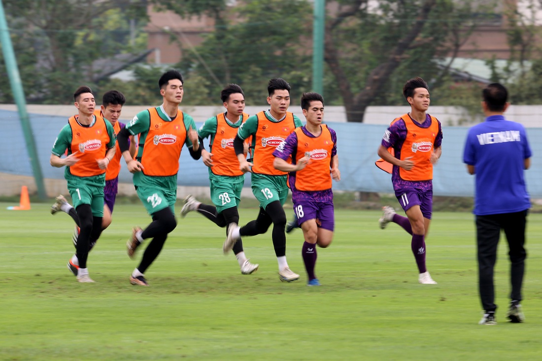 Các cầu thủ được chia thành nhiều nhóm, hoàn thành khối lượng bài tập giống nhau - Ảnh: HOÀNG TÙNG