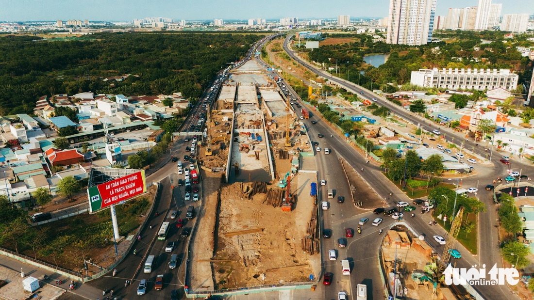 Trong khi đó, chiều cùng ngày, ghi nhận tại đường dẫn cao tốc TP.HCM - Long Thành - Dầu Giây về nút giao An Phú có xảy ra ùn ứ nhẹ - Ảnh: THANH HIỆP