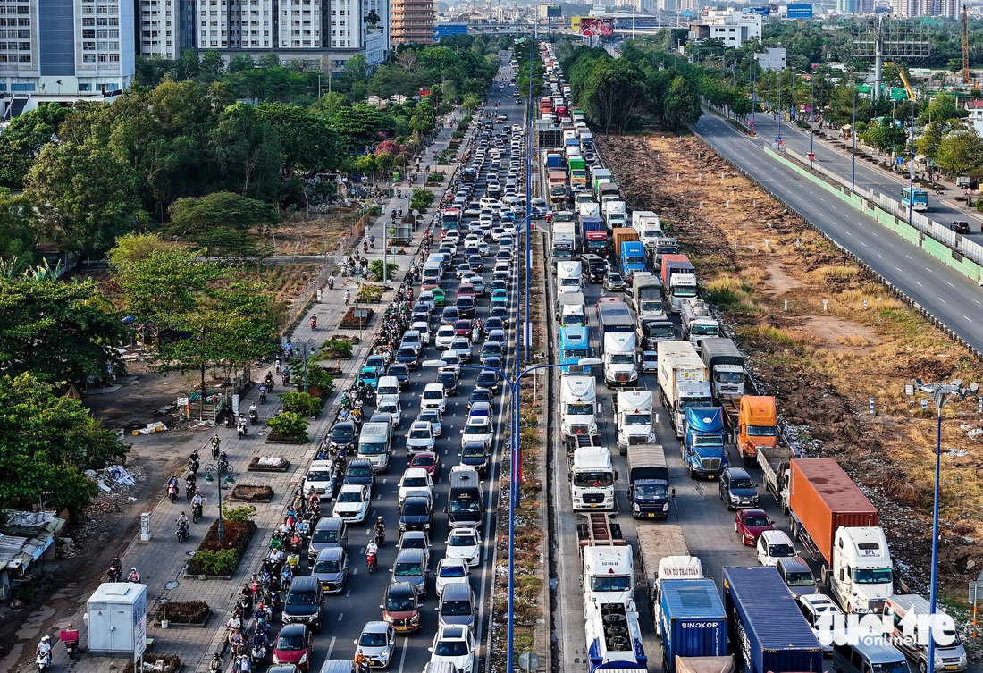 Xe cộ nối đuôi nhau trên đường Mai Chí Thọ (hướng cầu Rạch Chiếc đi nút giao An Phú), đặc biệt ùn ứ cục bộ tại luồng xe tải, xe container - Ảnh: CHÂU TUẤN