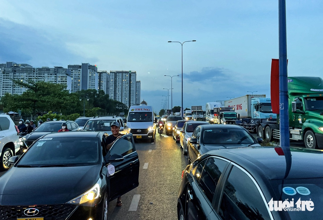 Một số tài xế cho biết đã không ít lần trải nghiệm cảm giác kẹt xe cả tiếng trên đường hướng về nút giao An Phú. Họ hy vọng dự án xây dựng nút giao này sớm được hoàn thành, việc đi lại của người dân thuận lợi hơn - Ảnh: CHÂU TUẤN