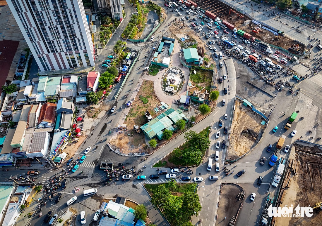 Ngày 10-5, xe ô tô đã được rẽ phải từ đường Mai Chí Thọ vào đường nhánh (cách nút giao An Phú khoảng 50m) để vào đường song hành cao tốc TP.HCM - Long Thành - Dầu Giây. Khu vực này cũng phần nào thông thoáng hơn - Ảnh: CHÂU TUẤN