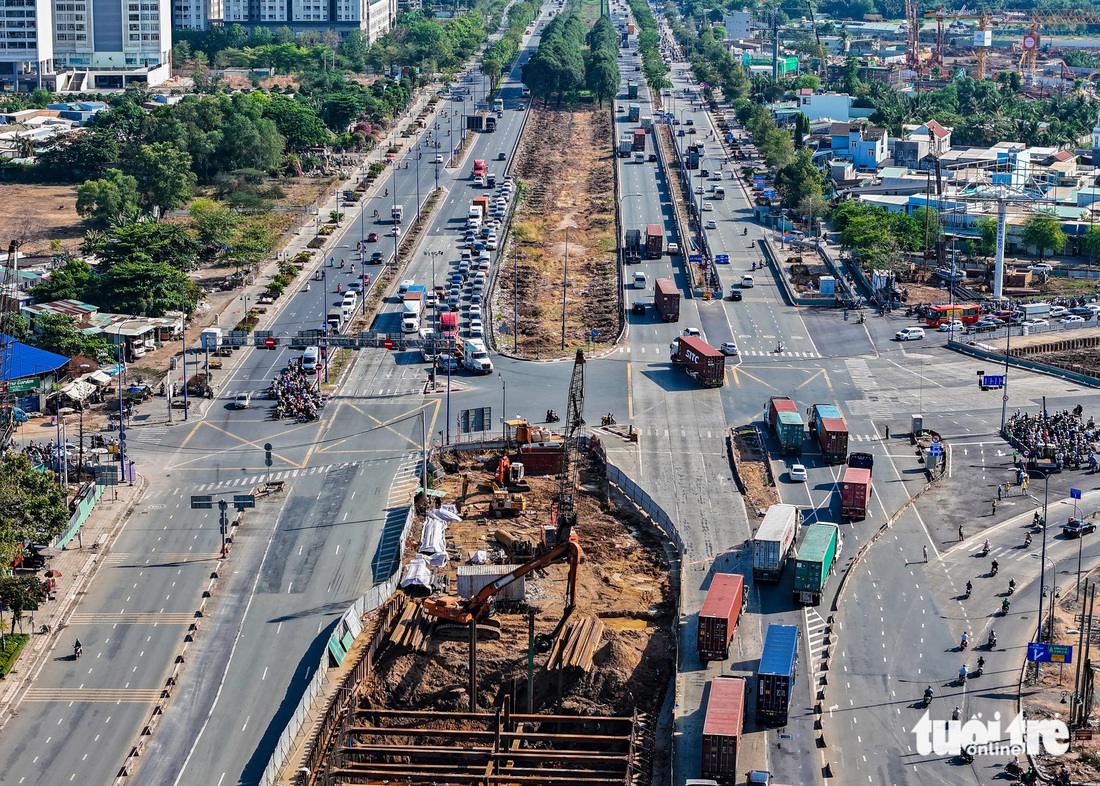 Sáng 11-5, cơ quan chức năng đang cho nới dần rào chắn ở nút giao An Phú và điều chỉnh, cấm ô tô rẽ trái từ đường Mai Chí Thọ vào đường Lương Định Của - Ảnh: THU DUNG