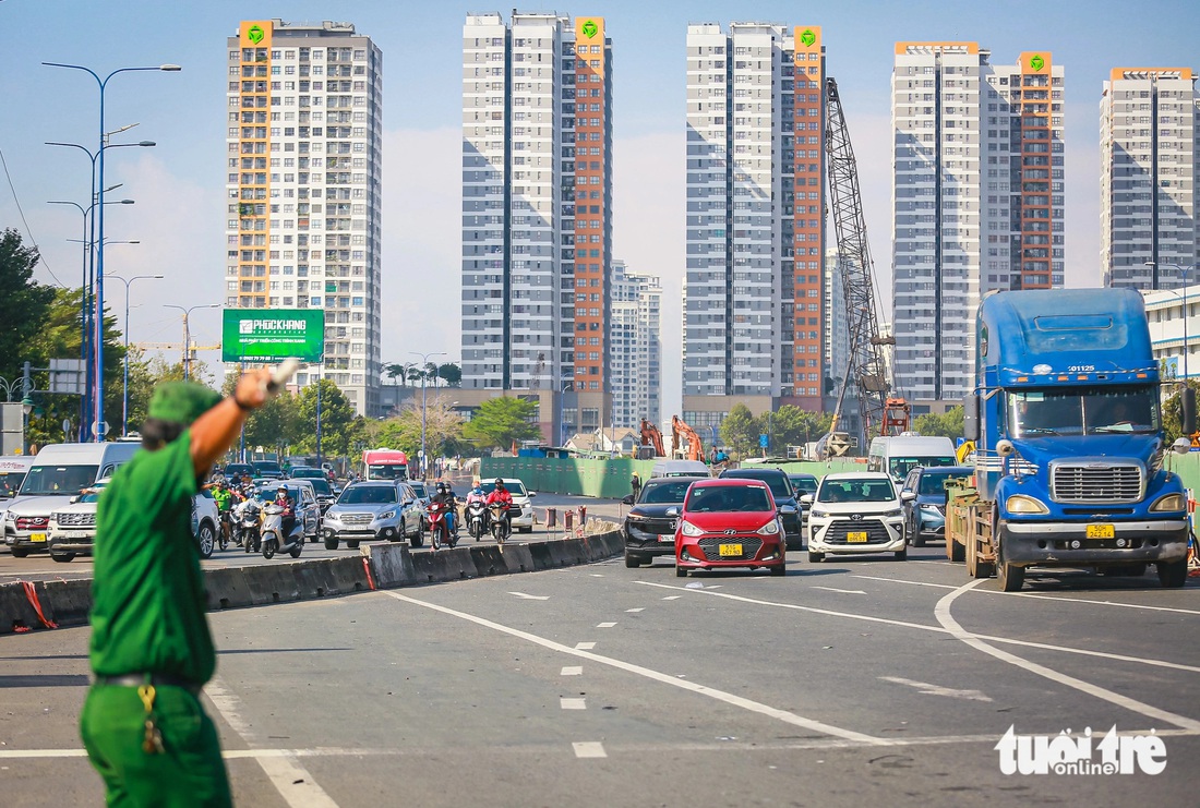 Lực lượng Thanh niên xung phong cũng có mặt tại nút giao An Phú để hỗ trợ điều tiết giao thông sáng 11-5 - Ảnh: CHÂU TUẤN