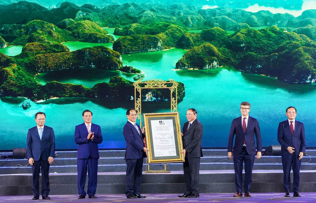 Lễ hội Hoa phượng đỏ 2024 mang dấu ấn với việc đón nhận quyết định của UNESCO công nhận Di sản thiên nhiên thế giới vịnh Hạ Long (tỉnh Quảng Ninh) - quần đảo Cát Bà (TP Hải Phòng), đây là di sản liên vùng đầu tiên tại Việt Nam - Ảnh: T. THẮNG