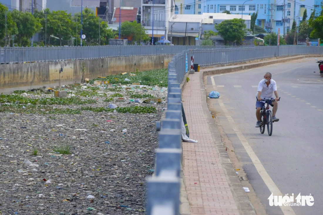 Đoạn kênh Nước Đen dài hơn 500m (phường Bình Hưng Hòa, quận Bình Tân, TP.HCM) bị ô nhiễm nặng - Ảnh: TIẾN QUỐC