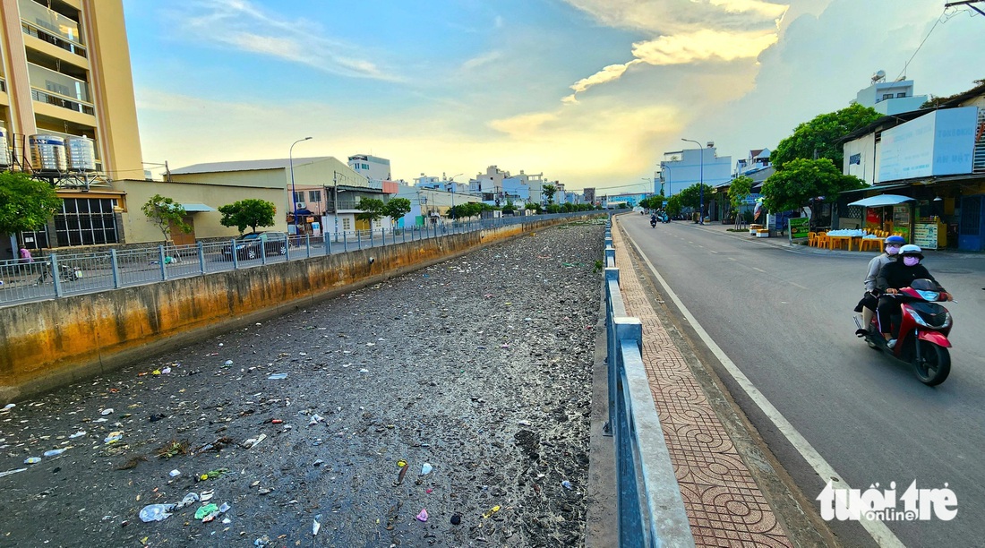 Người dân trong và ngoài khu vực con kênh ô nhiễm ai cũng đều lắc đầu chán ngán - Ảnh: TIẾN QUỐC