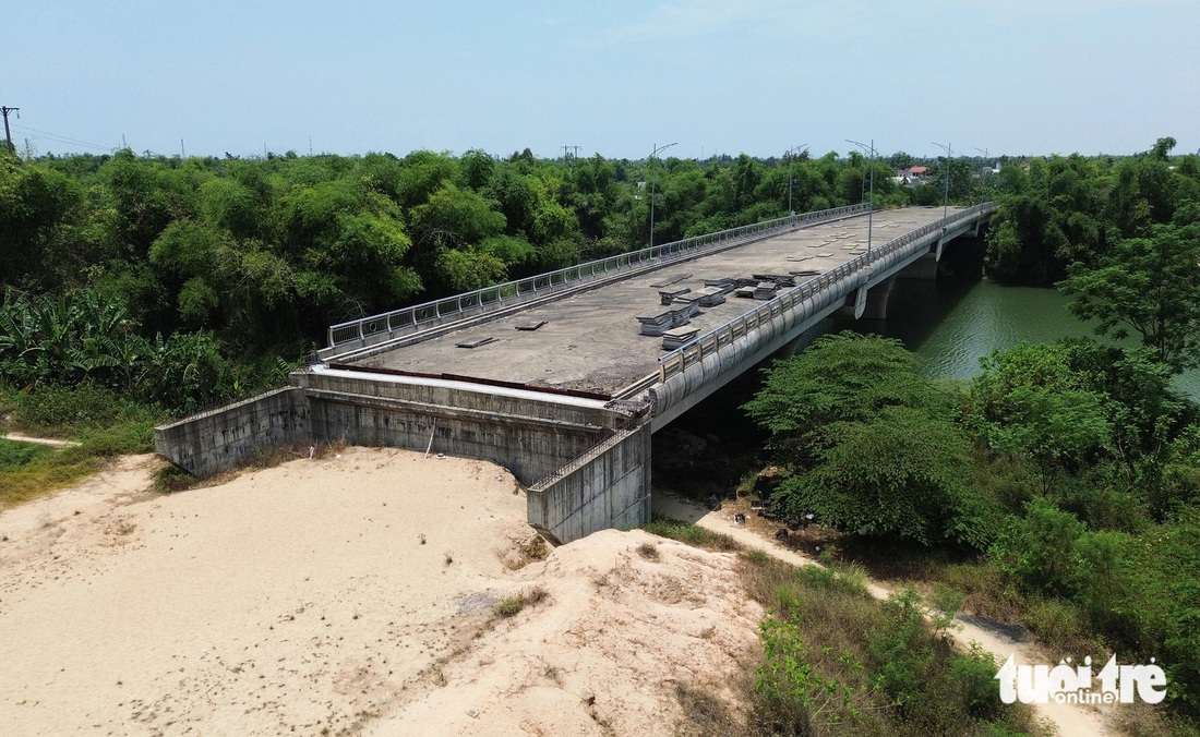 Dự án cầu bắc qua sông Vĩnh Điện (thị xã Điện Bàn) xong phần cầu nhưng không có đường dẫn - Ảnh: LÊ TRUNG