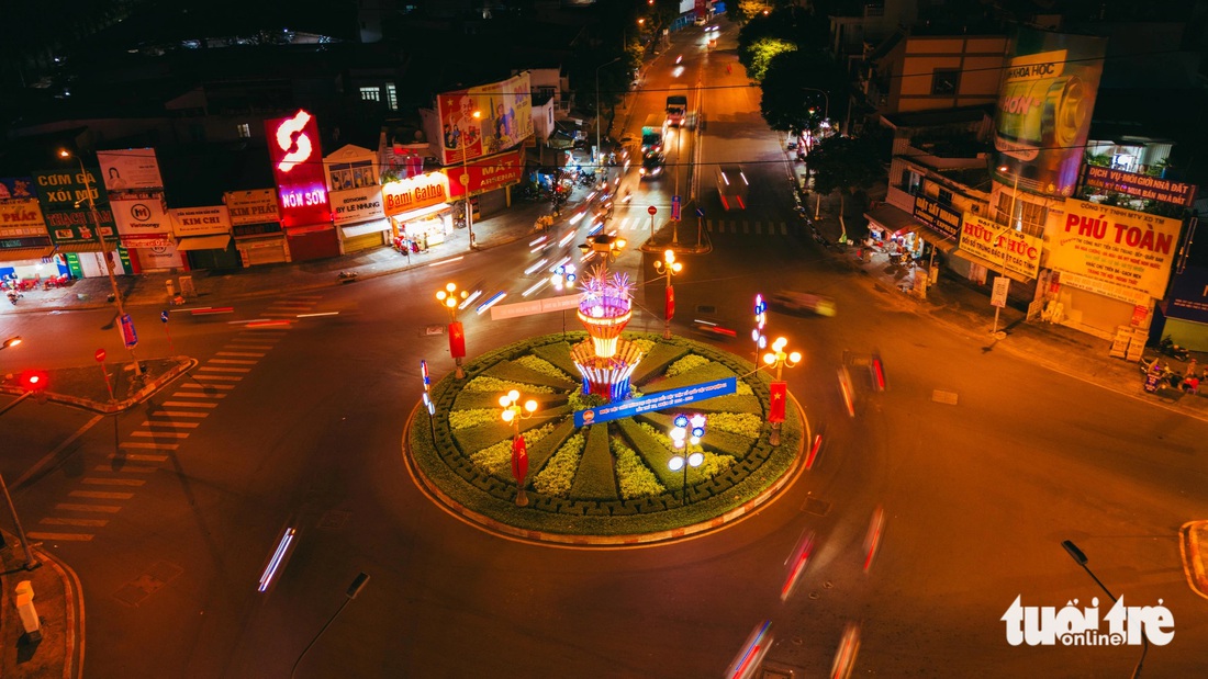 Bùng binh giao giữa các đường Lạc Long Quân, Ông Ích Khiêm, Hòa Bình (quận 11) vẫn mở đèn các tiểu cảnh sáng trưng sau 22h - Ảnh: THANH HIỆP