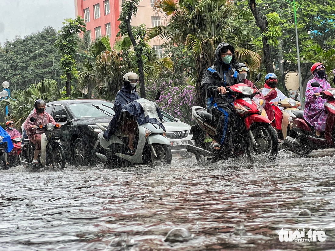 Mưa lớn khiến nhiều tuyến đường bị ngập - Ảnh: PHẠM TUẤN