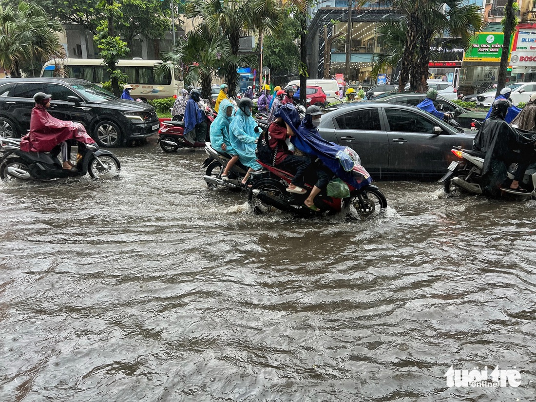 Hà Nội thời gian qua cứ mưa lớn sẽ xảy ra ngập úng - Ảnh: PHẠM TUẤN