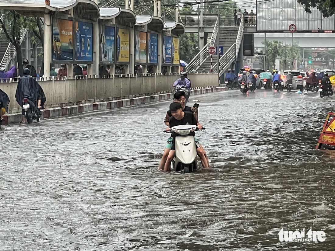 Dự báo trong 3 giờ tới, khu vực nội thành Hà Nội và các vùng lân cận vẫn tiếp tục có mưa vừa đến mưa to - Ảnh: PHẠM TUẤN