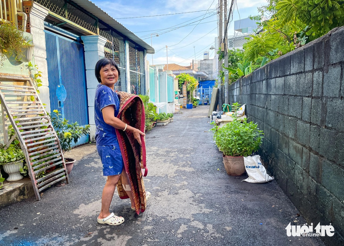 Sáng 16-5, người dân phơi đồ đạc do bị nước mưa 