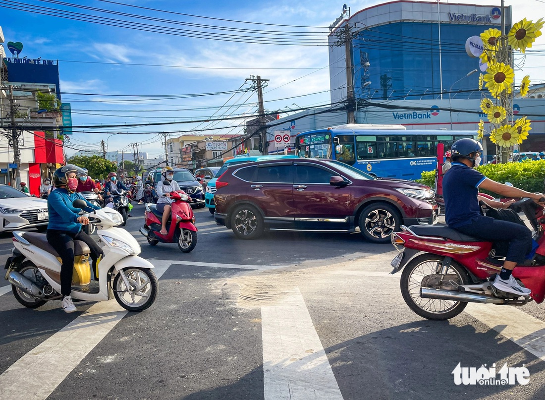 Một vị trí nhựa đường bị bong tróc chiều 15-5, đến sáng nay đã được lấp tạm bằng cát - Ảnh: CHÂU TUẤN