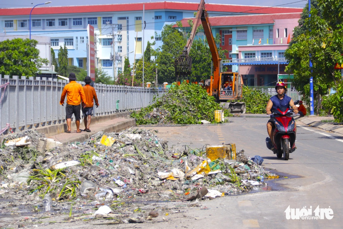 Người dân bất ngờ với lượng rác được vớt lên từ kênh Nước Đen chuẩn bị mang đi xử lý - Ảnh: TIẾN QUỐC