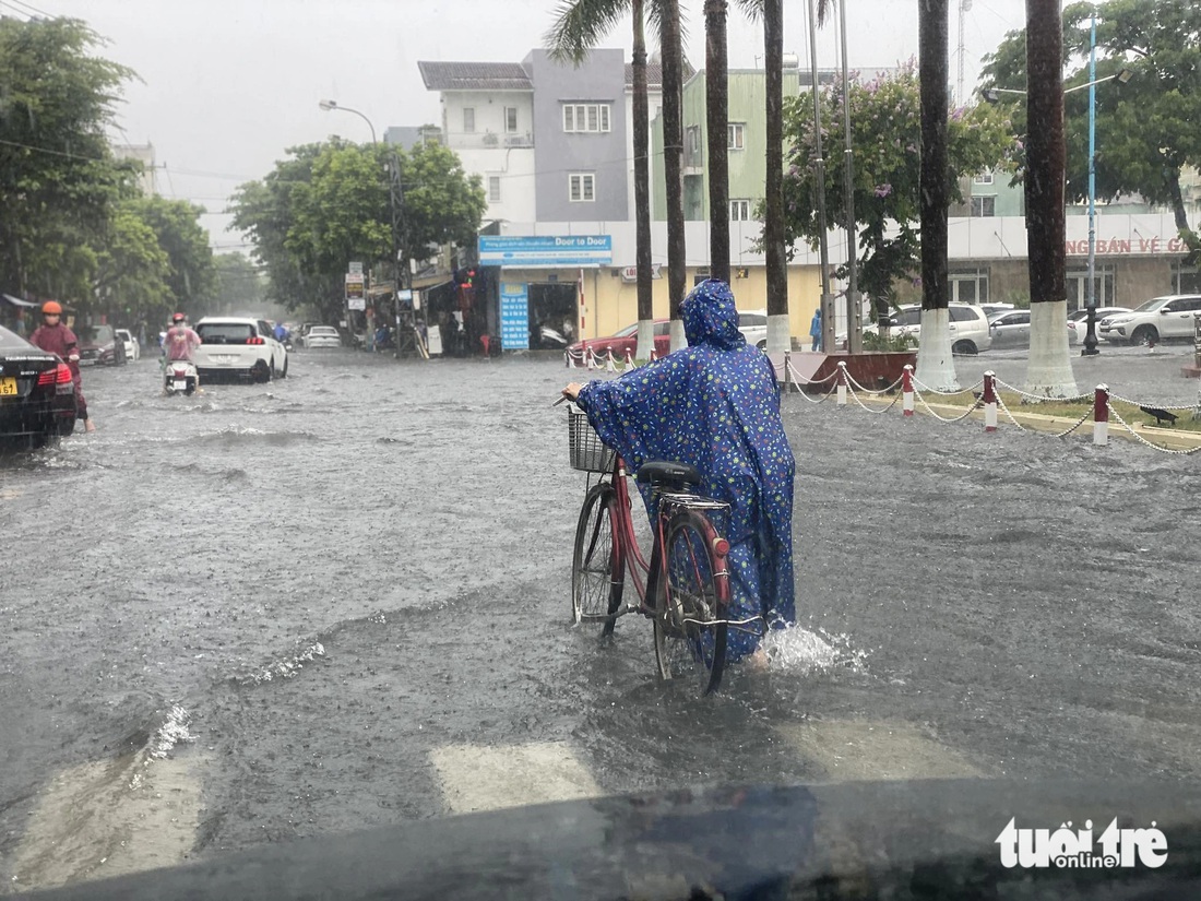 Đường ngập tại khu vực trước nhà ga đường sắt Đà Nẵng - Ảnh: BÁ DŨNG