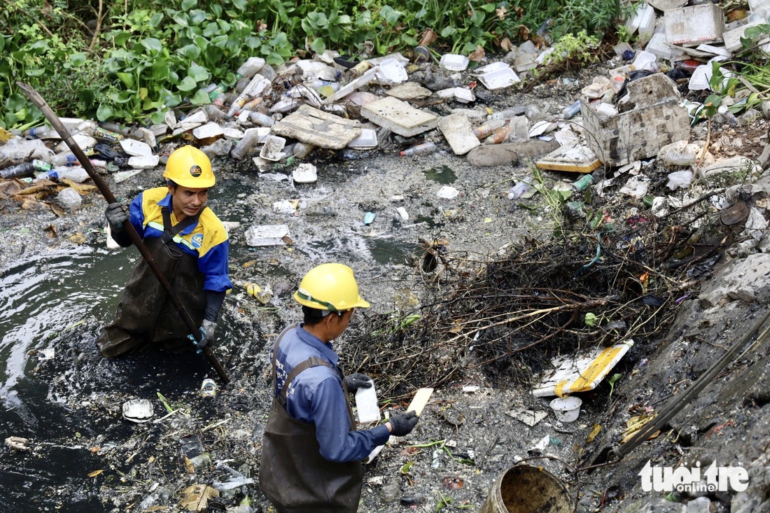 Vì nhiều loại rác thải trộn lẫn, bám cứng, móc nối khiến việc dọn rác khó khăn - Ảnh: NGỌC QUÝ