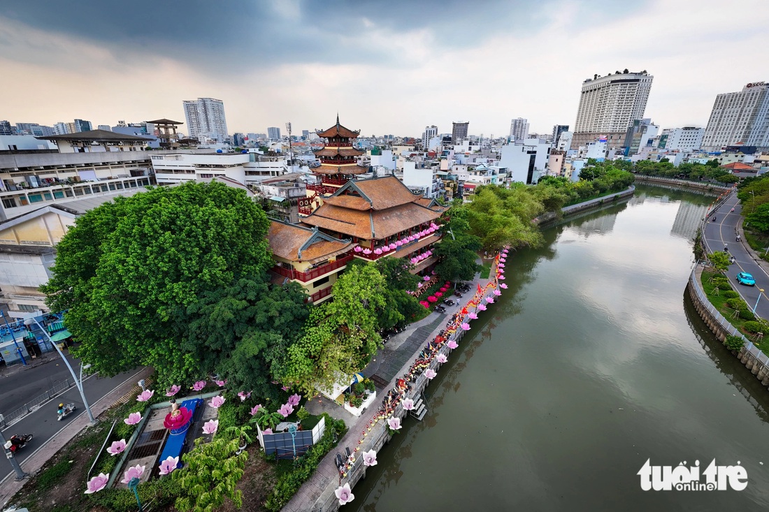 Chùa Pháp Hoa nằm trên đường Trường Sa (quận 3) rực rỡ cờ hoa. Hoa sen trang trí bên bờ kênh Nhiêu Lộc