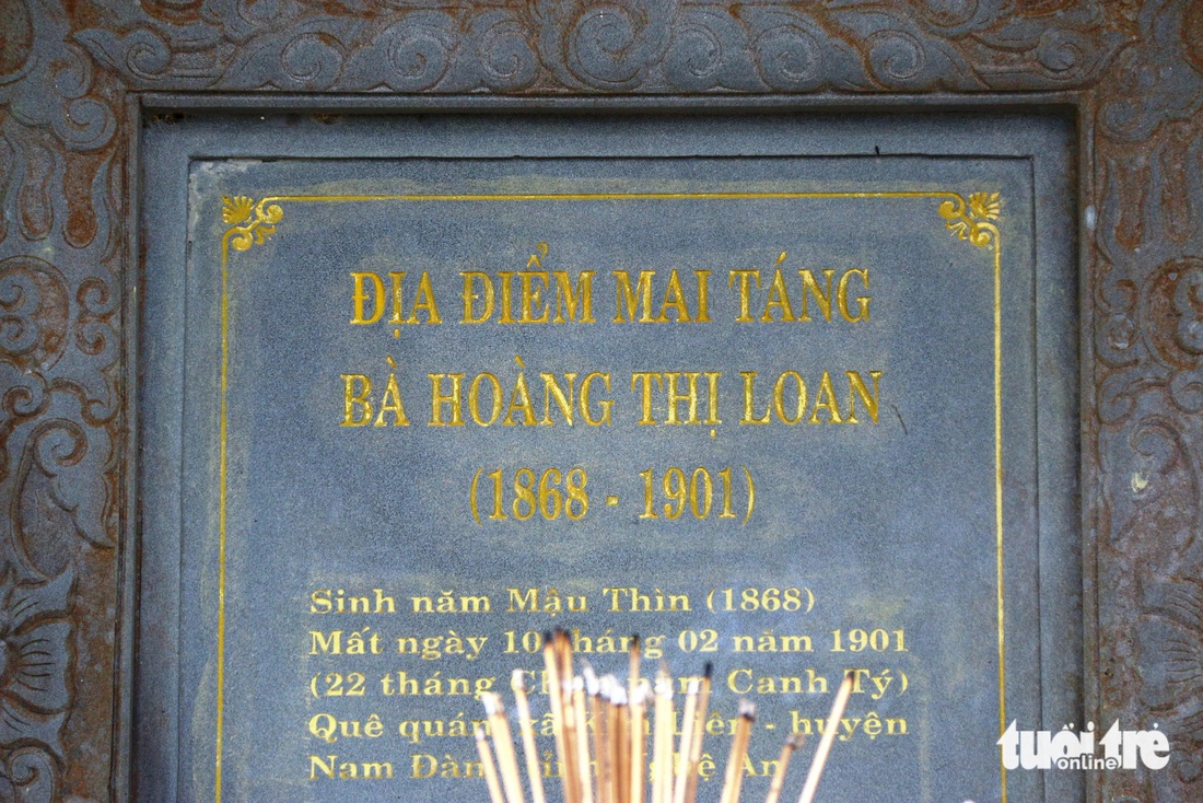 Bia tưởng niệm công ơn của bà Hoàng Thị Loan - người phụ nữ tảo tần cả một đời đã vì chồng, vì con