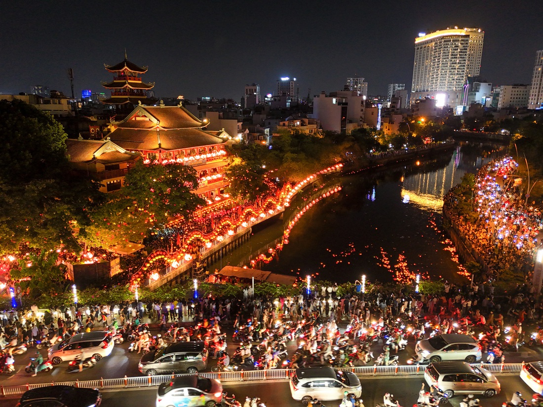 Tối 19-5, hàng ngàn tăng ni, phật tử và người dân tập trung về khu vực chùa Pháp Hoa thả hoa đăng mừng lễ Phật đản