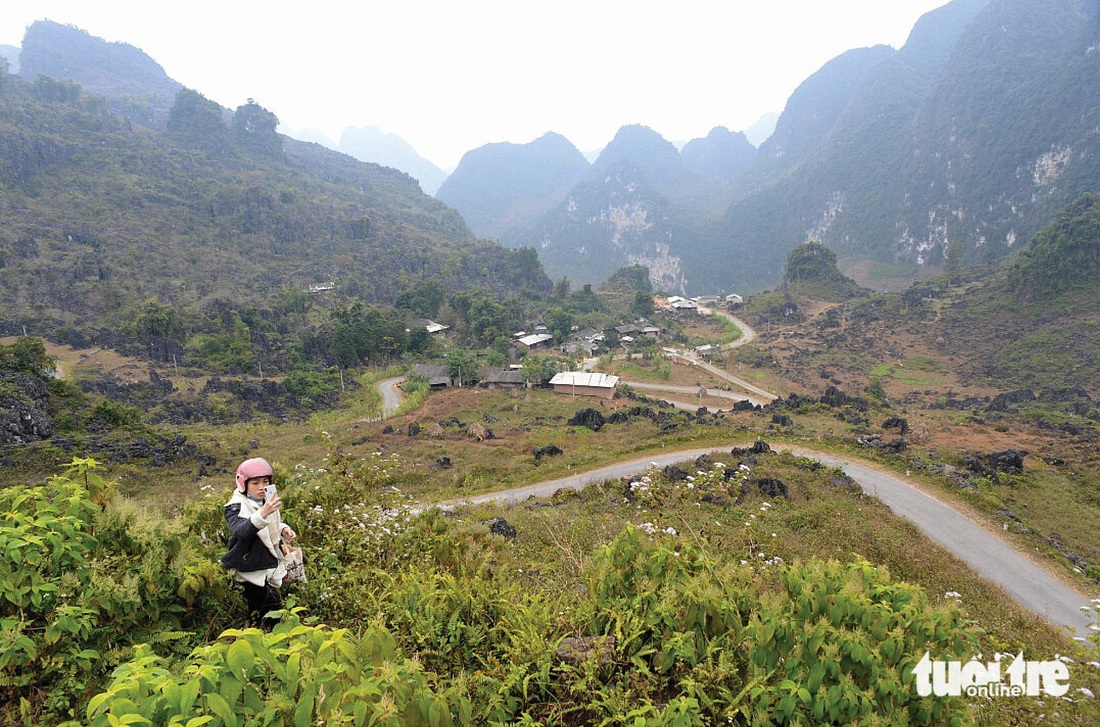 Đồn Lũng Hồ (Yên Minh, Hà Giang) nhìn về ngã ba đường DT176 đi thẳng về thị trấn Lũng Hồ, còn rẽ phải qua đường DT181 về Đường Thượng - Ảnh: T.T.D.