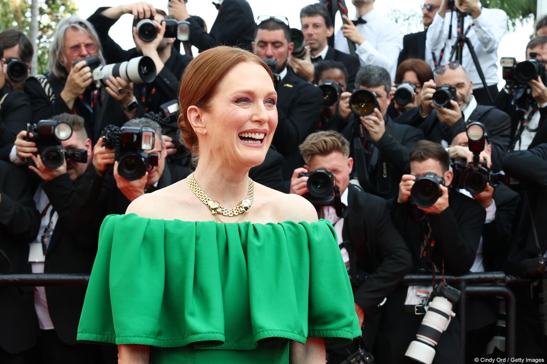 Nữ diễn viên huyền thoại Hollywood Julianne Moore trong bộ đầm xanh, bà đến xem bộ phim Horizon: An American Saga của ông bạn Kevin Costner - Ảnh: GETTY IMAGES