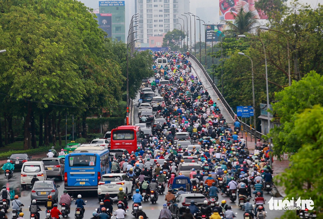 Dòng xe ùn ứ kéo dài trên cầu Bình Triệu hướng TP Thủ Đức đi quận Bình Thạnh - Ảnh: CHÂU TUẤN