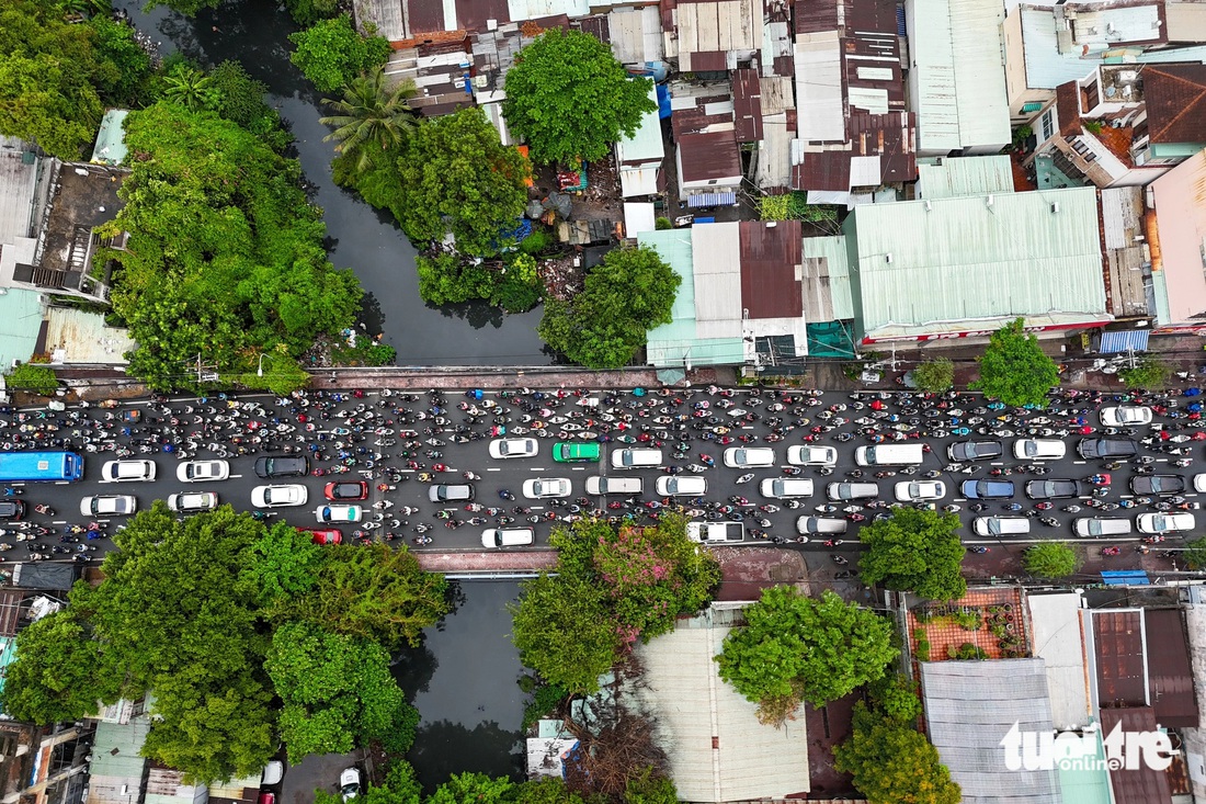 Nhìn từ trên cao, dòng xe ken đặc đi lại - Ảnh: PHƯƠNG QUYÊN