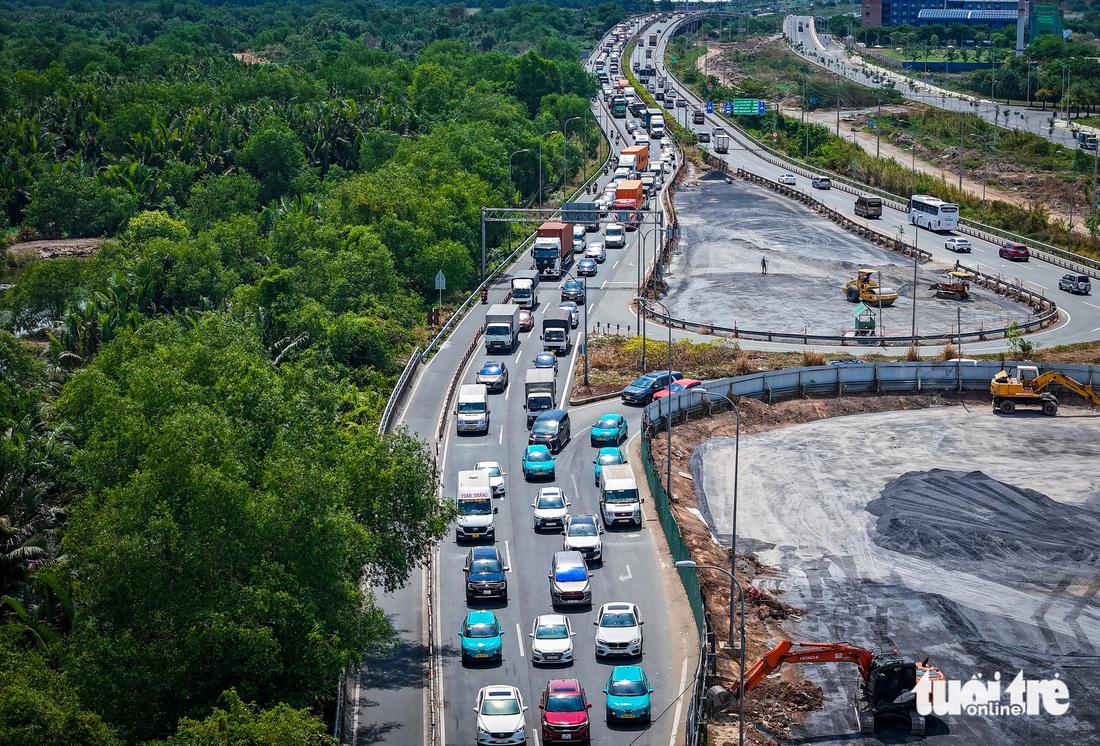 Ông Phan Công Bằng - phó giám đốc Sở Giao thông vận tải TP.HCM - cho biết tại đoạn cao tốc TP.HCM - Long Thành - Dầu Giây mà TP.HCM làm chủ đầu tư, chúng ta có nhiều lợi thế để làm do đã giải phóng xong mặt bằng, chỉ cần thêm vốn đầu tư xây lắp. TP.HCM có đủ khả năng để cân đối vốn, tuy nhiên việc này cần làm đồng bộ với đoạn mà VEC làm chủ đầu tư - Ảnh: ĐỨC PHÚ