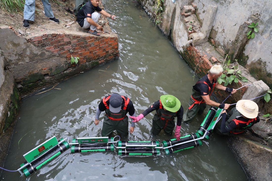 Sau mỗi chiến dịch thu gom rác dưới kênh, các kênh sẽ được đặt phao chắn rác nhằm hạn chế rác thải chảy về nguồn - Ảnh: NGỌC QUÝ