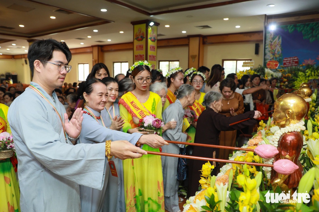 Các Phật tử hoan hỉ thực hiện nghi lễ tắm Phật trong ngày Phật đản