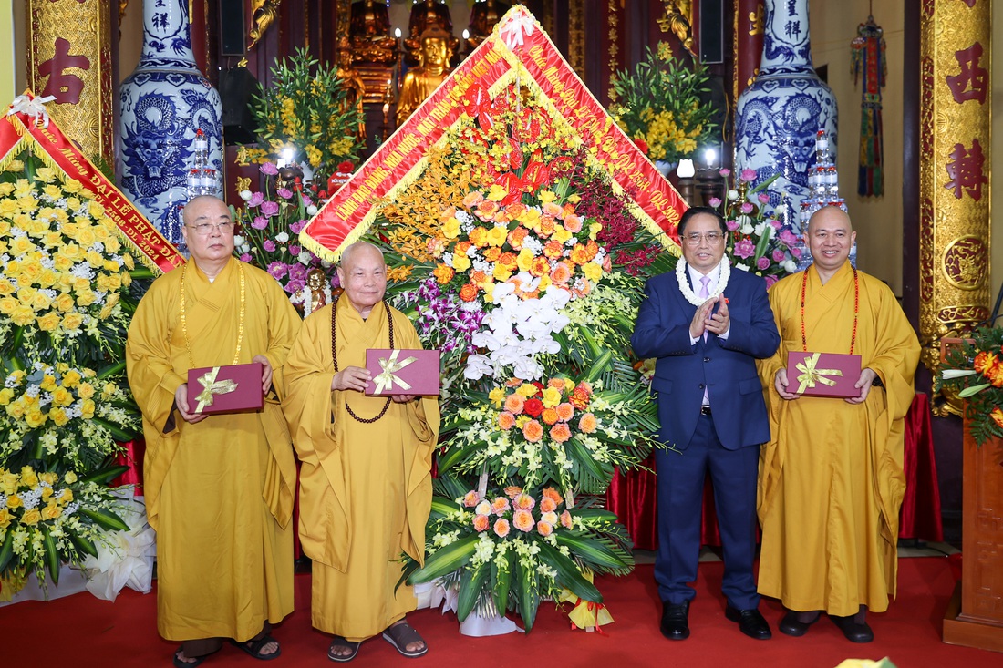 Thủ tướng chúc mừng các thành viên Hội đồng Trị sự Giáo hội Phật giáo Việt Nam nhân dịp Đại lễ Phật đản - Ảnh: VGP