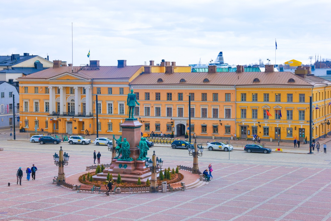 Quảng trường Senate yên bình nổi bật với màu cam của các công trình kiến trúc ở thủ đô Helsinki - Ảnh: NGÔ TRẦN HẢI AN