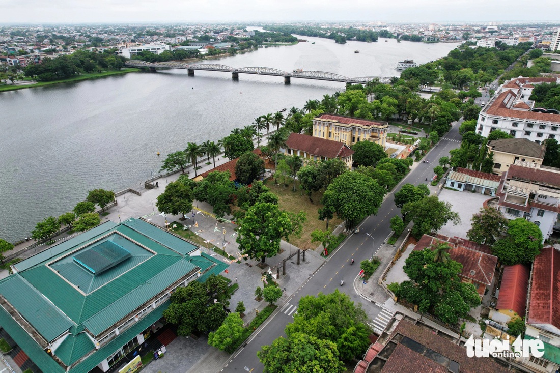 Những khu "đất vàng" có vị trí đắc địa trên đường Lê Lợi (TP Huế) chỉ cách sông Hương, cầu Trường Tiền vài trăm mét - Ảnh: NHẬT LINH