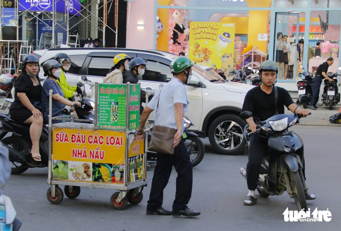 Tối 25-5, Phòng quản lý đô thị quận Bình Thạnh tiếp tục ra quân tuần tra nhiều tuyến đường thuộc địa bàn quận Bình Thạnh, TP.HCM nhằm răn đe, xử lý tình trạng hàng quán buôn bán lấn chiếm lòng lề đường - Ảnh: TIẾN QUỐC