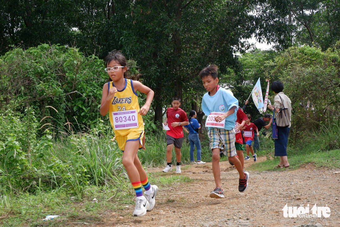 Các em nhỏ đang chạy trên đường địa hình ở cự ly 2km - Ảnh: DIỆU LINH