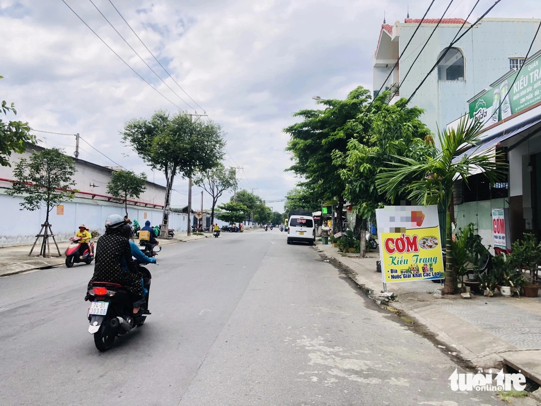 Sát bến xe trung tâm Đà Nẵng, mỗi ngày có hàng ngàn người qua lại, đập vào mắt hình ảnh quảng cáo nhà cái trực tuyến - Ảnh: ĐOÀN NHẠN