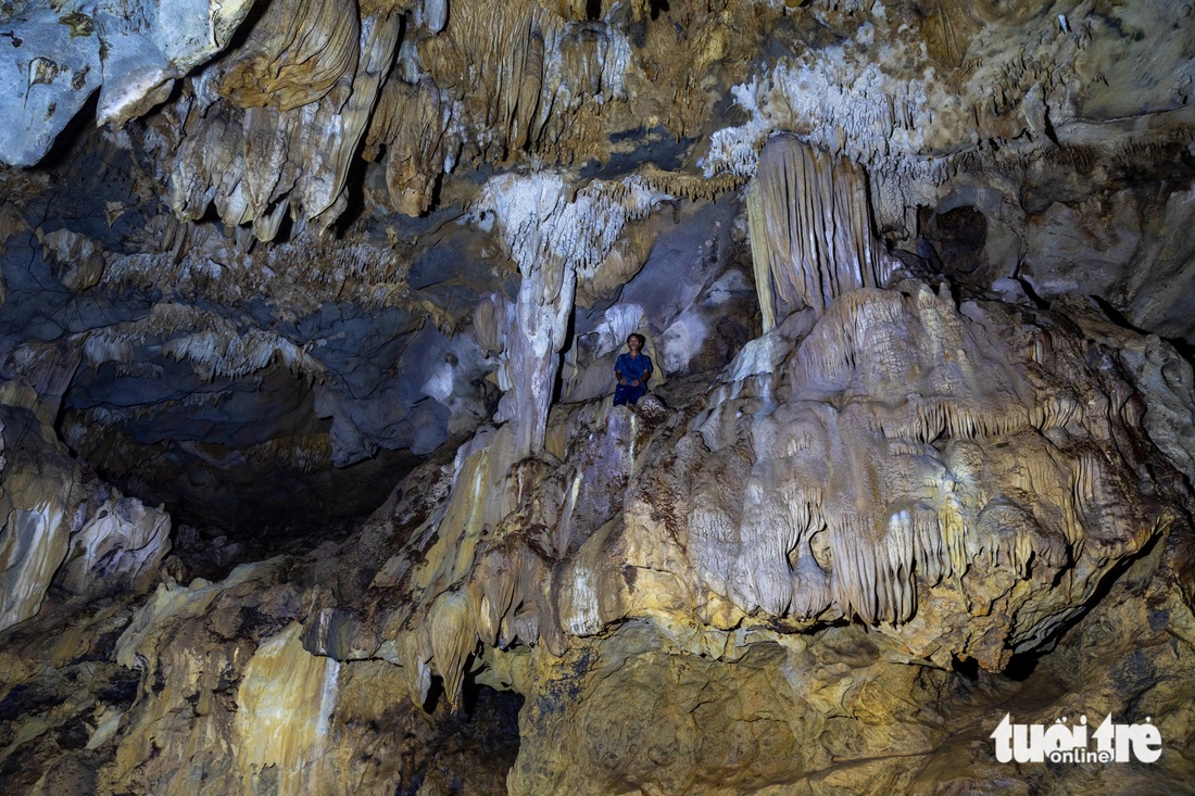 Không gian hang rộng lớn với những khối thạch nhũ đủ hình thù - Ảnh: HOÀNG TÁO