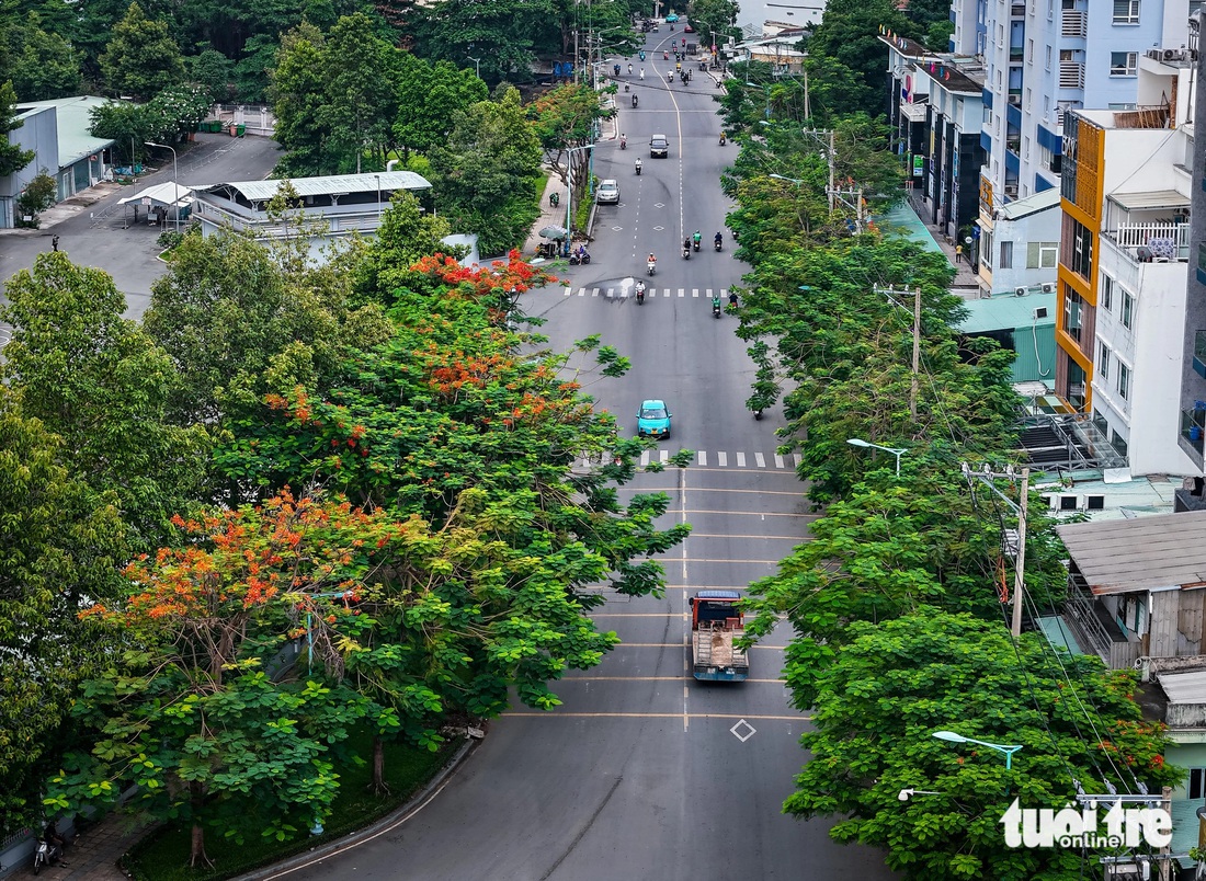 Trong khi đó, đoạn từ đường Phan Chu Trinh đến đường Đinh Bộ Lĩnh đã được nâng cấp rộng rãi - Ảnh: LÊ PHAN