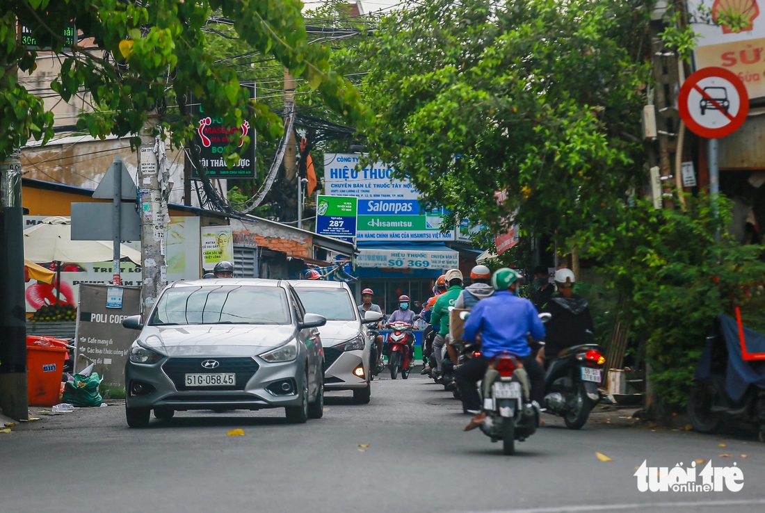 Hiện trạng mặt đường chỉ khoảng 4m nên thường xuyên xung đột giao thông, đặc biệt vào giờ cao điểm hoặc có xe lớn chạy vào - Ảnh: CHÂU TUẤN