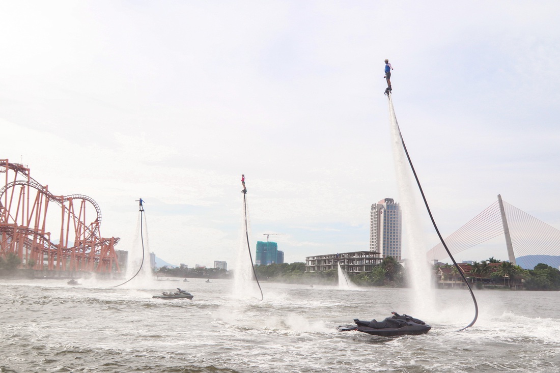 Show nghệ thuật thể thao mạo hiểm jetski và flyboard kết hợp với âm nhạc và ánh sáng tại Da Nang Downtown - Ảnh: THANH NGUYÊN