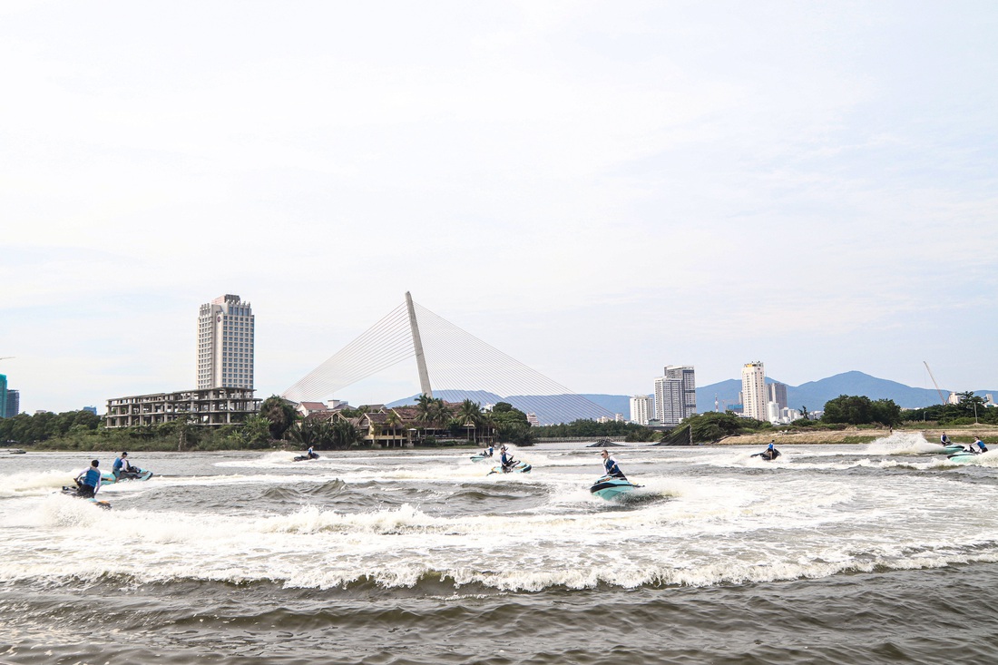 Các vận động viên jetski “vẽ” thành vòng tròn trên mặt nước - Ảnh: THANH NGUYÊN